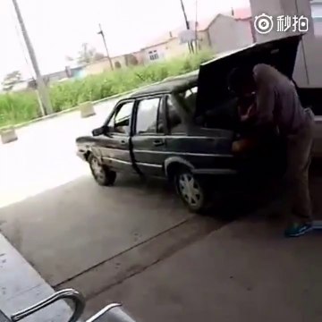Ce chinois enferme sa femme dans le coffre de la voiture. Dingue