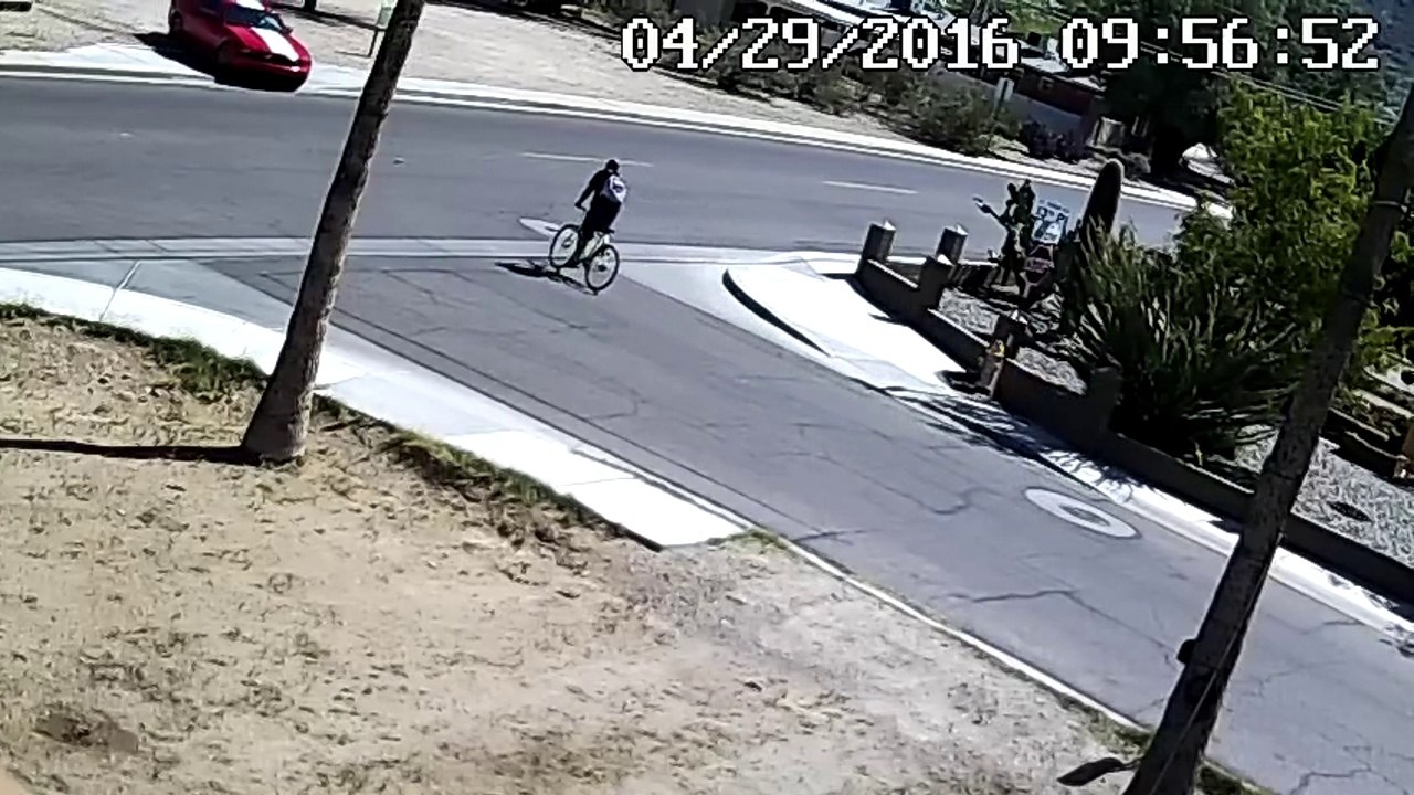 Un cycliste se fait faucher de pleine face par un chauffard qui prend la fuite