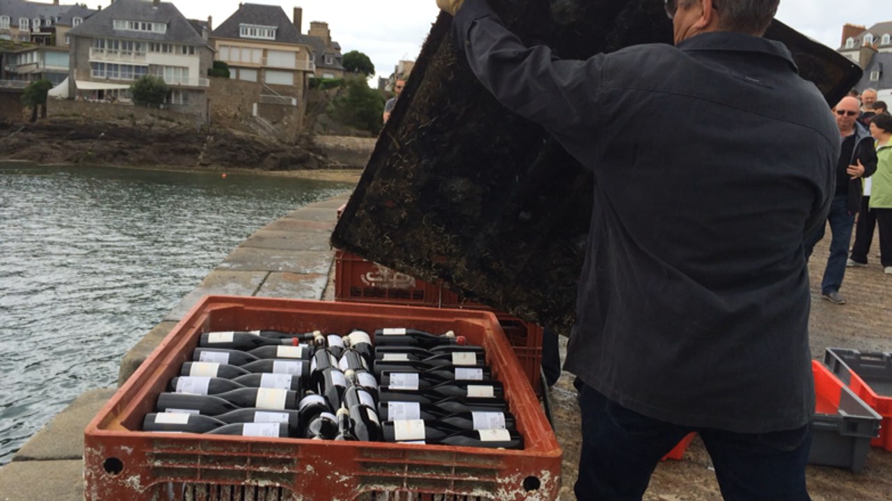 Après un an d'immersion, 600 bouteilles refont surface