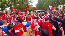 Les supporters croates et turcs chantent ensemble