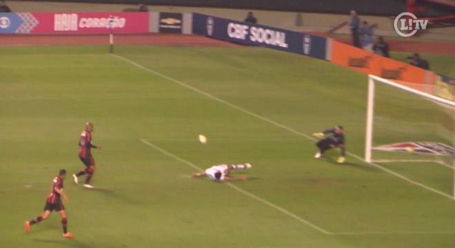 Que fase! Kardec perde gol sem goleiro e fura bola bizarra em jogo do São Paulo