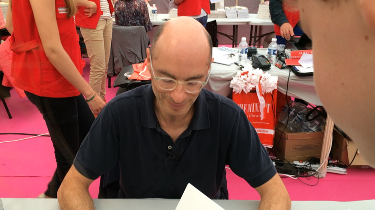 La foule au Salon du livre pour Bernard Werber
