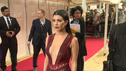 Kim Kardashian Looks Sexy As Susan Sarandon Rambles At Glamour Awards