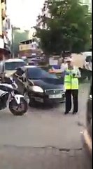 Giresun'da trafik polisi, vali geçecek diye yol kesip ambulansı bekletti.