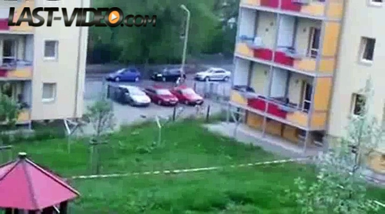 3 Russes se battent nus dans la rue