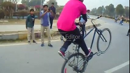 The amazing Stunt Of a teenage Cylist Dncing on Running  Cycle
