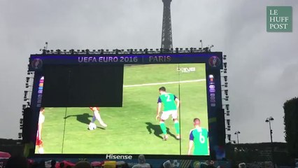 L'écran géant de la fan zone de la Tour Eiffel plante en plein match!