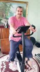 من فوق دراجة رياضة .. الهاشمي الحامدي يدعوا  الحبيب الصيد الى ممارسة الرياضة  (فيديو) (1)