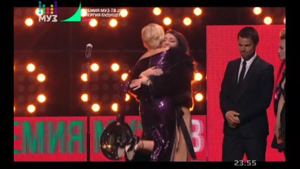 Лолита и Данила Козловский вручают "Премию МУЗ-ТВ 2016" в номинации Лучшая исполнительница