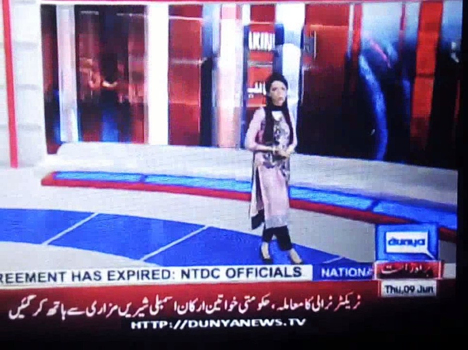 Ishaque Dar meets Shah Mehmood Qureshi during NA Session, Report by Shakir Solangi, Dunya News.