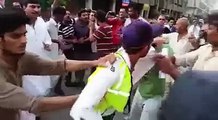 Traffic warden beaten up by public in Sadar Karachi