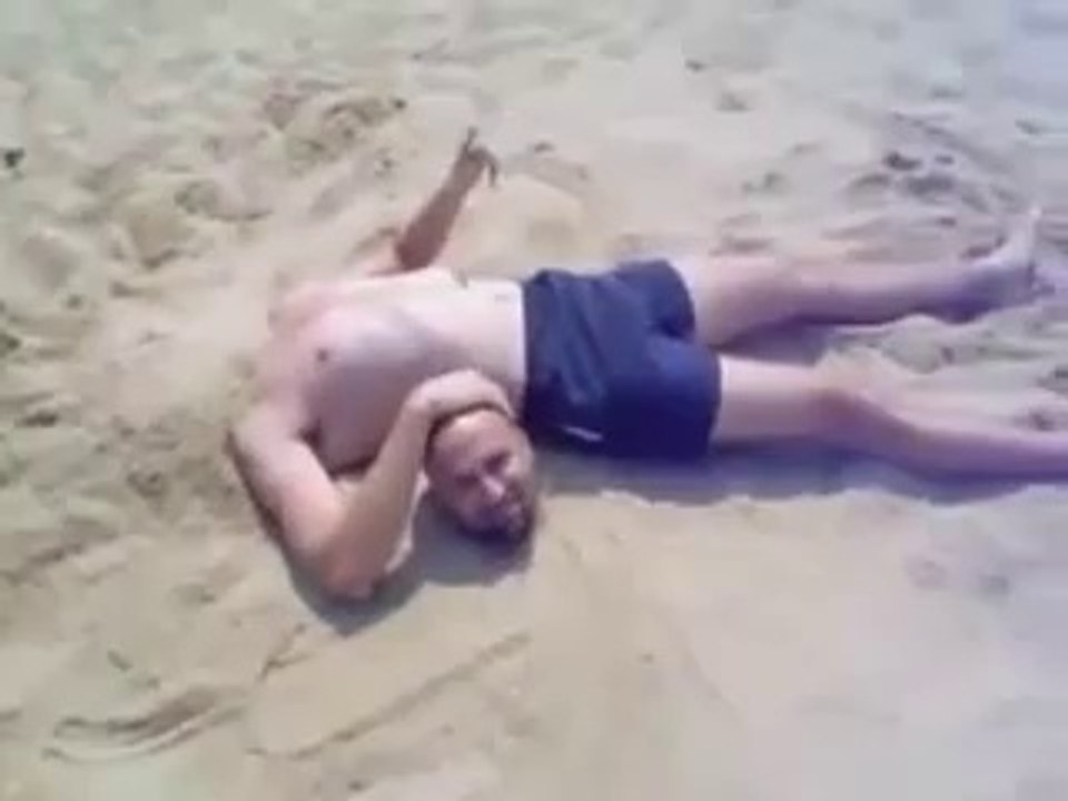Headless Body & Bodiless Head on the Beach - Super !