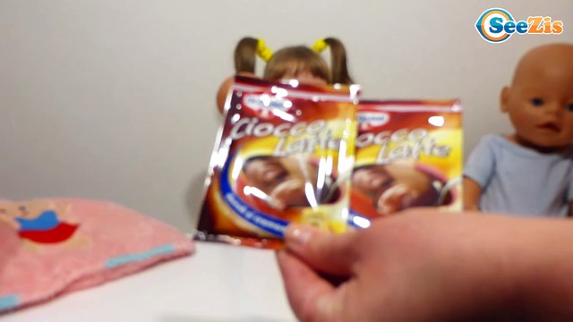 Кукла Беби Борн. Девочка Ника делает маску из шоколада. Видео для девочек. Bath time. Tiki Taki Nika