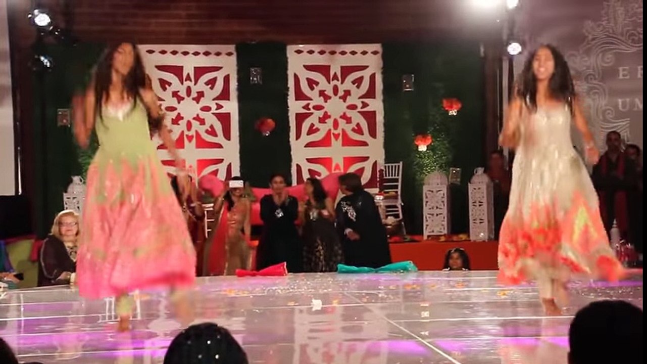 Pakistani shadi function mein beautiful mehndi dance must watch