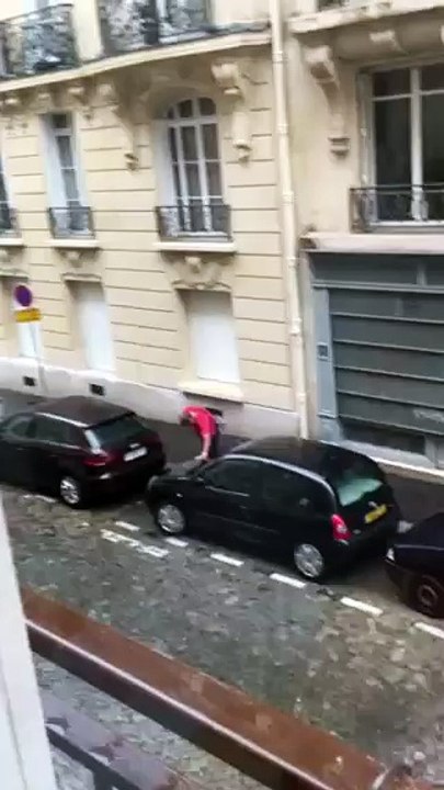 Ce supporter de Foot pisse et tombe dedans complètement saoul ! Russie - Angleterre, Euro 2016