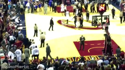 Entrer sur le terrain de la finale NBA avec "Trump Sucks" écrit sur le ventre