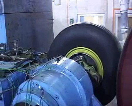 Tests de freinage d'un A380... Le pneu prend feu avec la roue !
