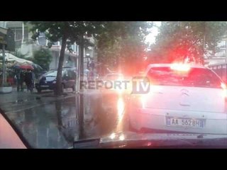 Report TV - Reshjet e shiut, përmbyten në Tiranë disa rrugë
