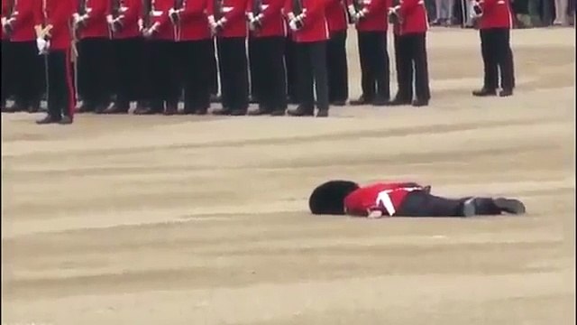 Un garde royal fait un malaise en pleine cérémonie de l'anniversaire de la reine d’Angleterre