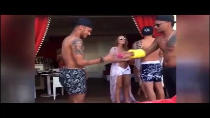 Brezilya elenirken, Neymar havuz partisinde