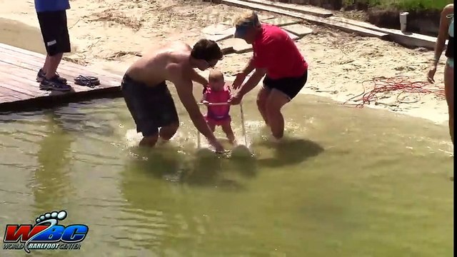 Agé de 7 mois à peine, ce bébé fait déjà du ski nautique