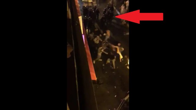 Des supporters polonais et irlandais se battent à quelques mètres des policiers