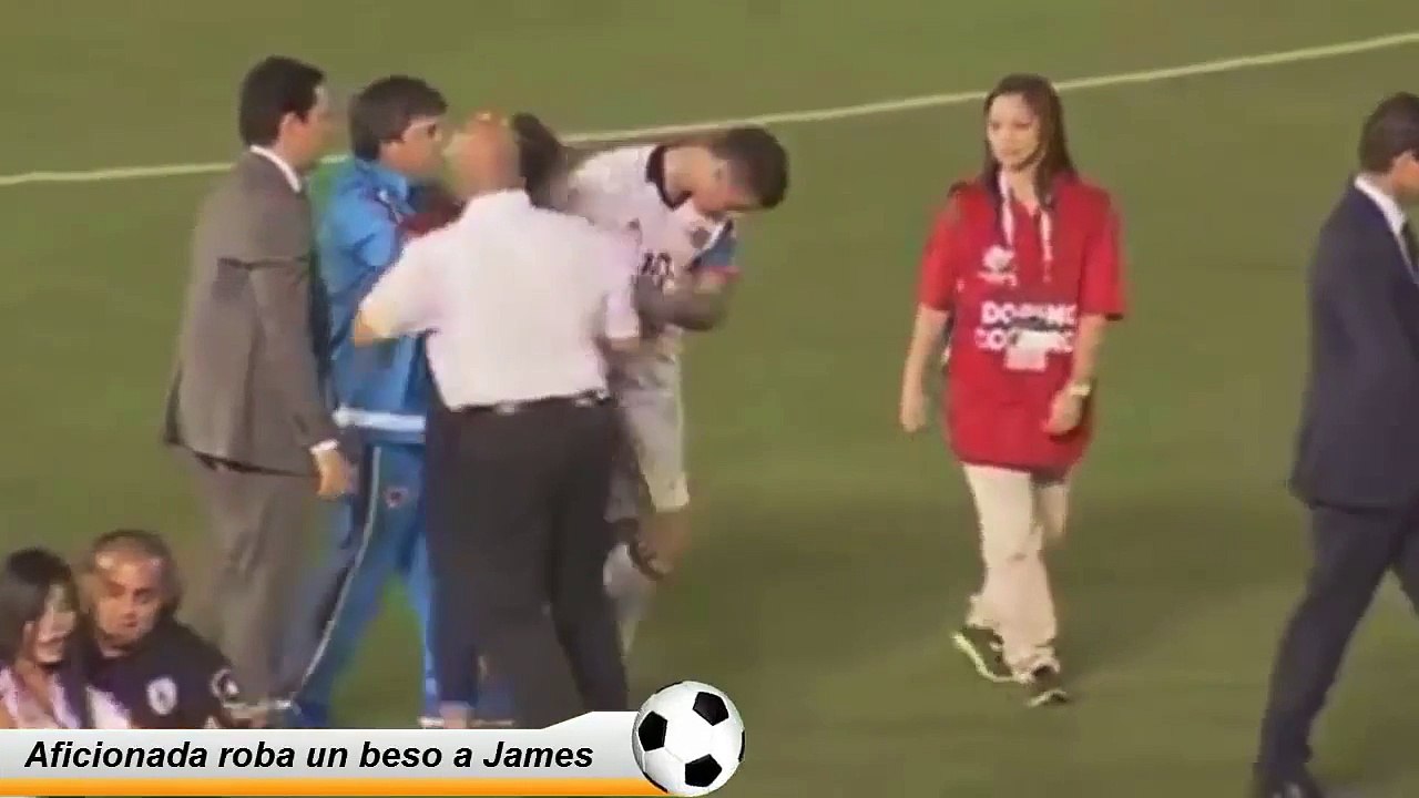 Aficionada le da un beso a James Rodriguez - Copa América 2016