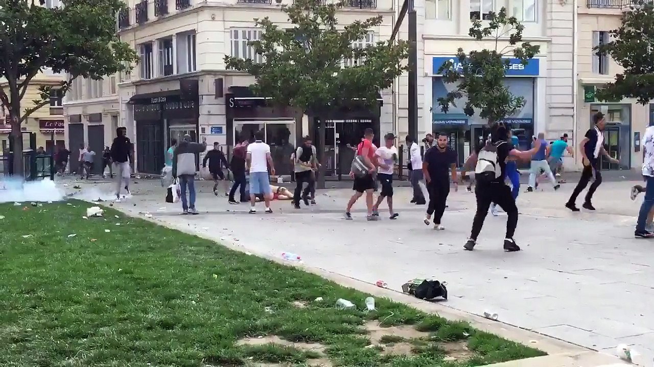 Un supporter Anglais mis KO et frappé au sol par des jeunes hooligans