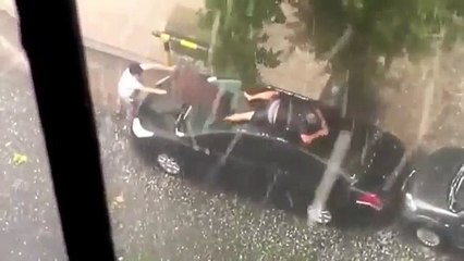 Не жалея живота своего… Он выглянул в окно полюбоваться на град, но при виде ЭТОГО мигом схватился за камеру!