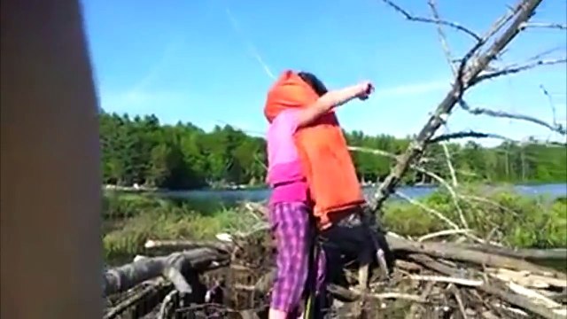 Petite fille trouve un gros serpent et l'attrape à mains nues