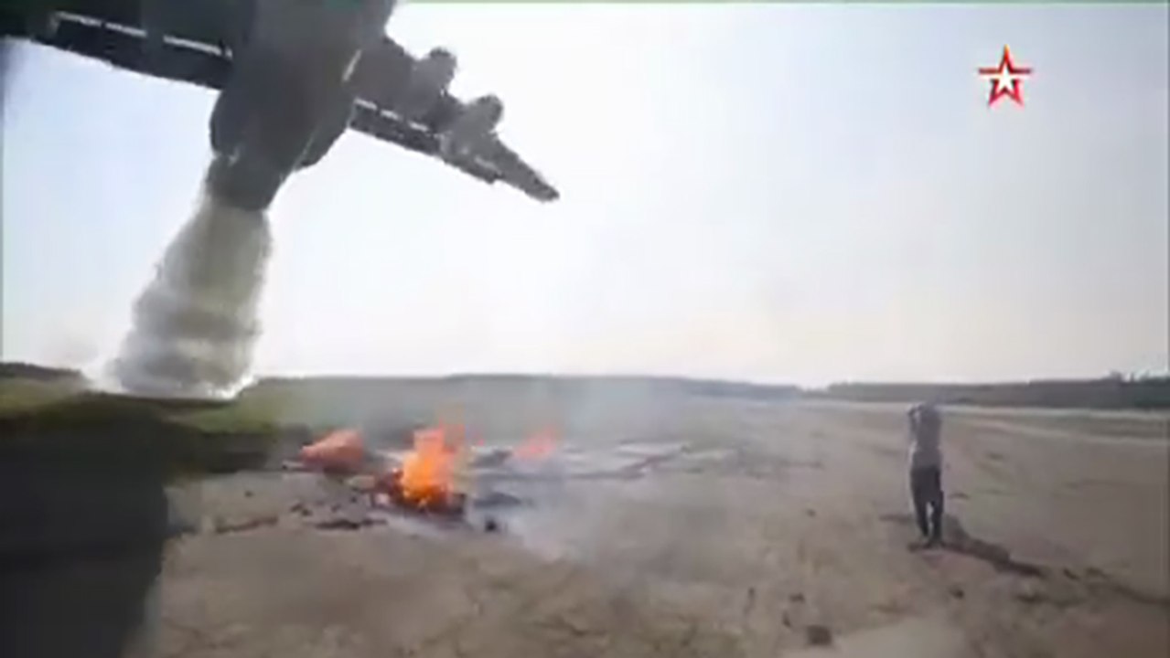 Un avion largue de l'eau juste à coté d'eux !