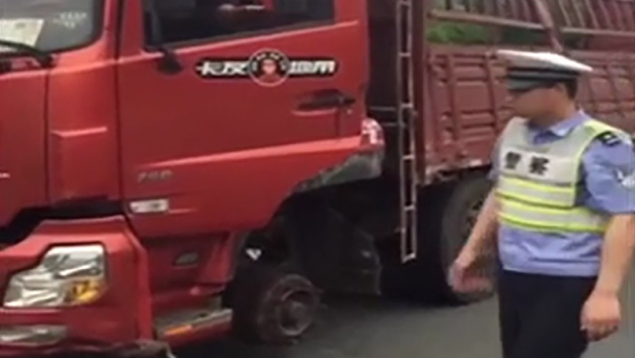 Un camion roule sans roues à l'avant !