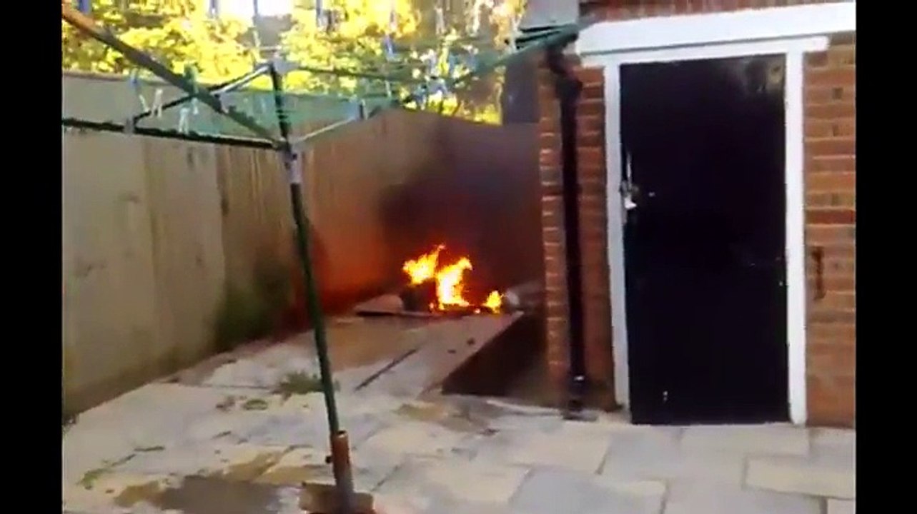Abruti allume un barbecue