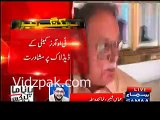 Pervaiz Rasheed Khursheed Shah ke ghutnon per haath rakh ker milte huwe -- VIDEO