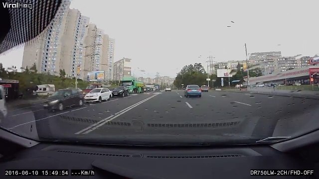Un gars éjecté de sa voiture pendant un gros crash