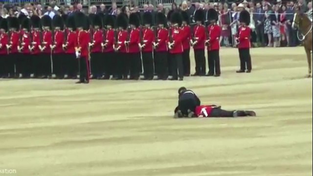 Ce garde royal tombe dans les pommes en plein ;anniversaire de la reine Elizabeth II