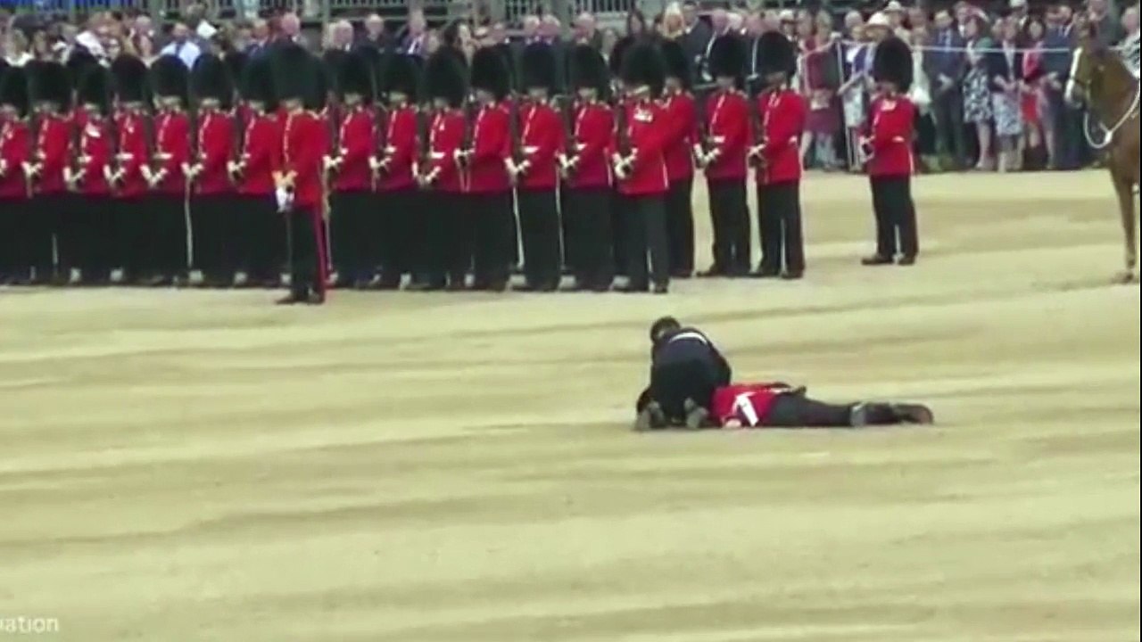 Ce garde royal tombe dans les pommes en plein ;anniversaire de la reine Elizabeth II