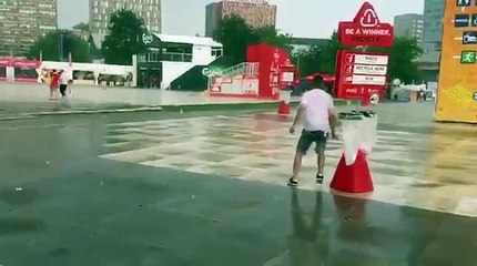 Ce supporter taré va tacler et faire chuter ses deux potes qui marchent sous la pluie