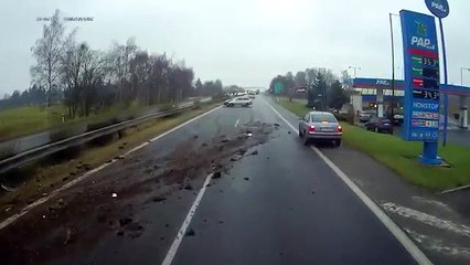 Accident de voitures en série sur une route glissante.