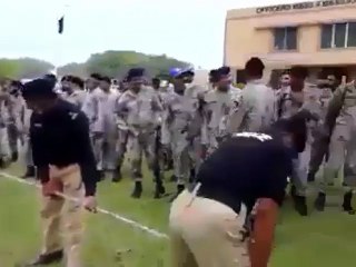 Pakistani Police Vs Army Rassa Kashi Match - Funny Pakistani Videos