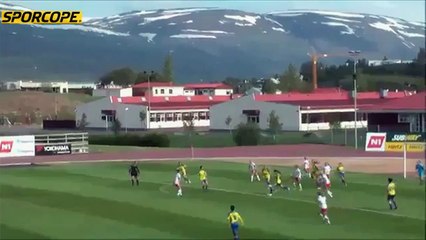 Kadın futbolcudan rövaşata!