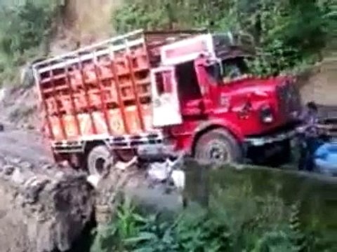 Опасность! Грузовик сорвался в пропость