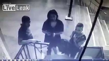 Il vomit sur la tête de sa copine à l'entrée d'une boîte de nuit