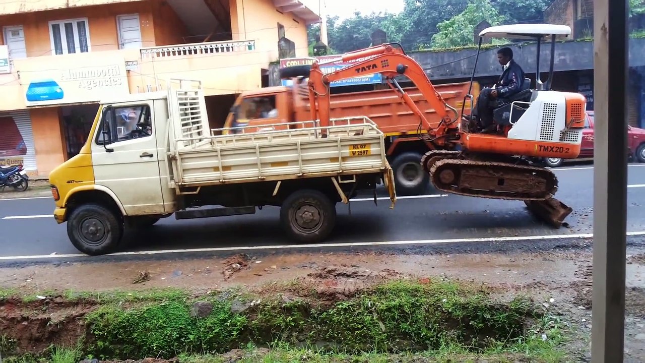 Garer son tractopelle dans un camion sans besoin de personne