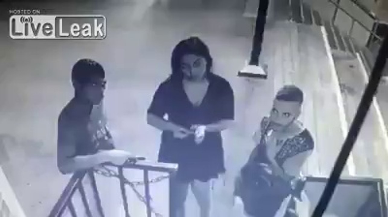Elle se fait vomir sur la tête sans prévenir en...