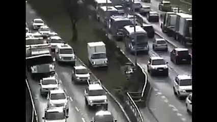 esse louco pensava que estava a andar de moto