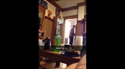 Il s'amuse tout le temps à faire peur à son colocataire, mais attendez de voir les réactions de ce dernier..Hilarant !
