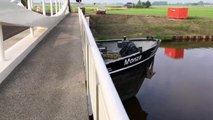 Schip zit klem onder nieuwe brug Dorkwerd - RTV Noord