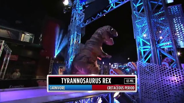 Un T-Rex tente un parcours d'obstacles et réussit en beauté !