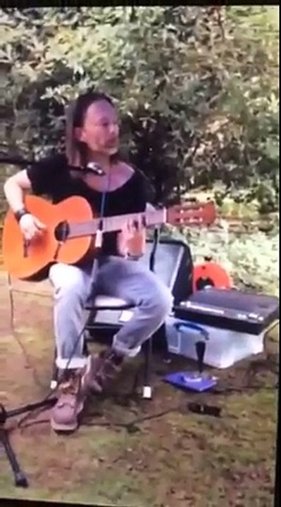 Thom Yorke de Radiohead joue de la guitare à un barbecue comme tout le monde lol